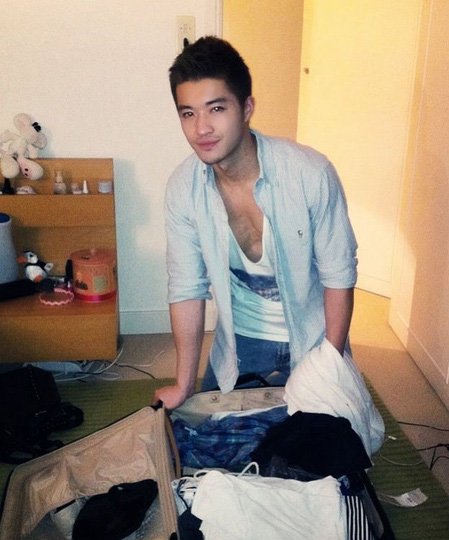 点击大图看下一张：RMIUC樊野私照写真