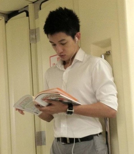 点击大图看下一张：戴耳机看书的正装帅哥