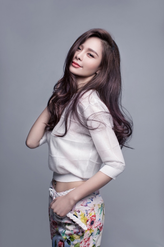 点击大图看下一张：沈梦辰最新写真 风格优雅而大方