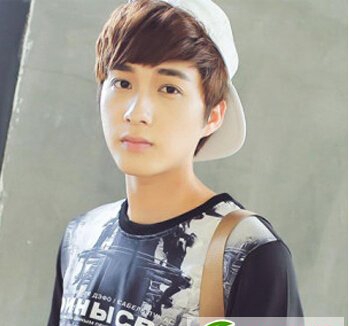 点击大图看下一张：韩式男生发型帅气挡不住