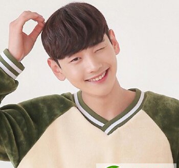 点击大图看下一张：韩式男生发型帅气挡不住
