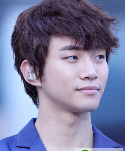 点击大图看下一张:男生刘海发型飞机头发型