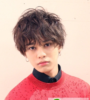 点击大图看下一张：最新男生帅气显瘦烫卷发图片