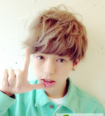 点击大图看下一张：最新男生帅气显瘦烫卷发图片