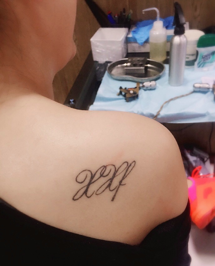 点击大图看下一张：简单独特的后背英文单词纹身刺青