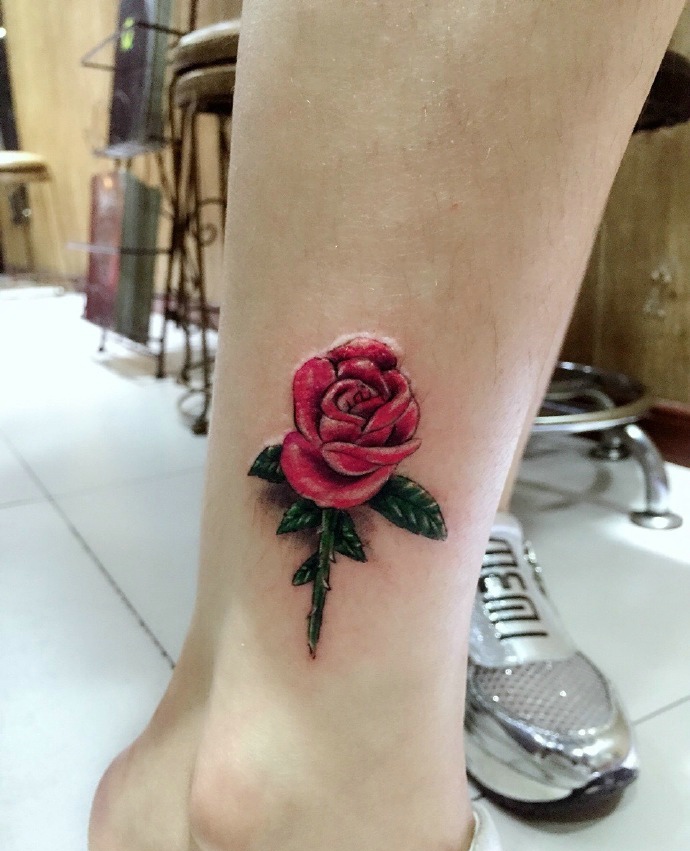 点击大图看下一张：裸脚一只鲜艳玫瑰花朵纹身刺青
