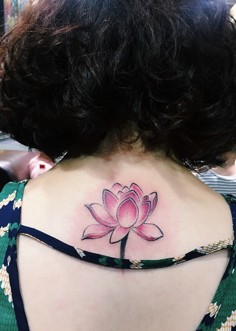 点击大图看下一张：蓬发女生后背一只莲花纹身刺青