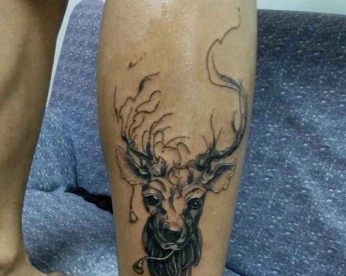 点击大图看下一张：腿部可爱动人的黑白小鹿纹身图案