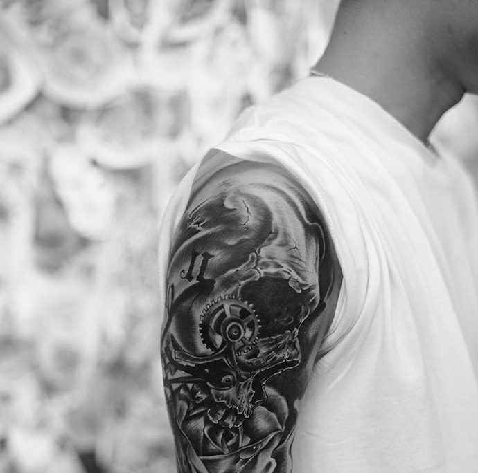 点击大图看下一张：超级完美的花臂黑白图腾纹身刺青