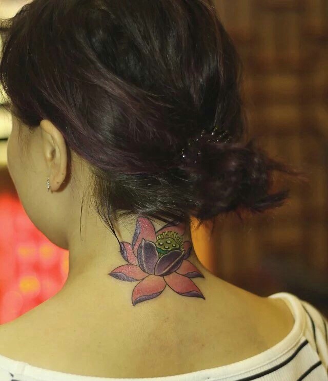 点击大图看下一张：脖子背后漂亮盛开的莲花纹身图案