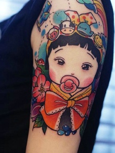 手臂一枚爱吸奶嘴萌娃的纹身图案