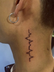 另类男士耳垂后的心电图纹身图案
