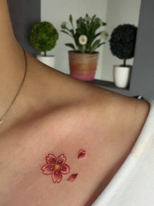 锁骨下的一朵小樱花纹身刺青很唯美