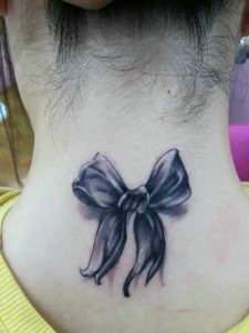 黄衣女子脖子身后的3d蝴蝶纹身图案