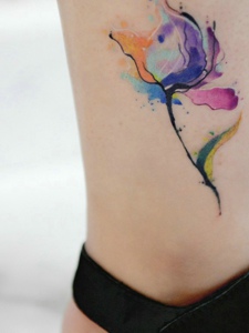 裸脚七色彩花朵纹身图案十分精致