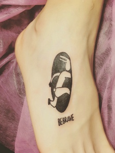 两款不同图案的裸脚小图腾纹身刺青