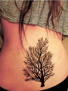 女生腰部后背上的一颗大树纹身刺青