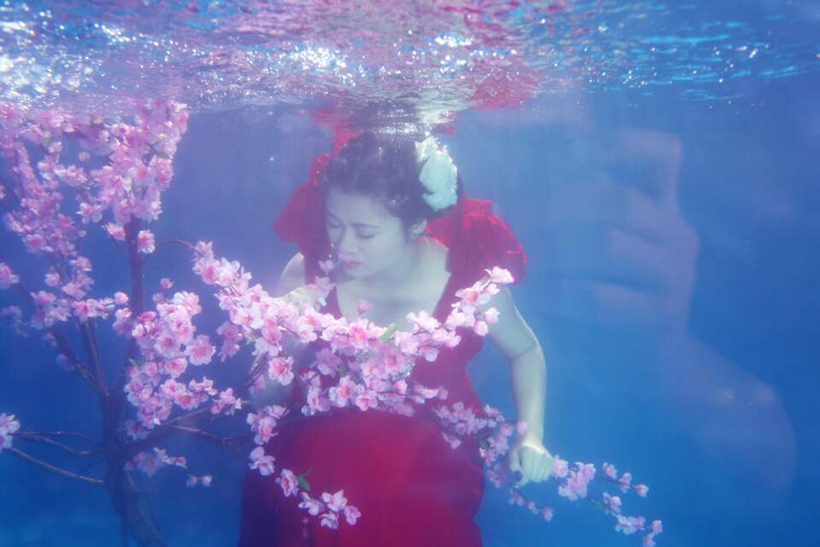 点击大图看下一张:人面桃花相映红