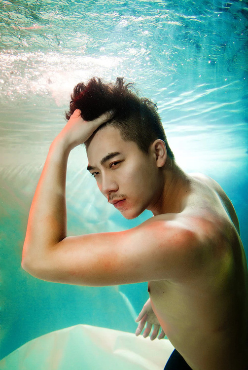 点击大图看下一张:水下Superman