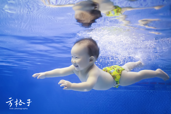 点击大图看下一张：婴幼儿水下摄影