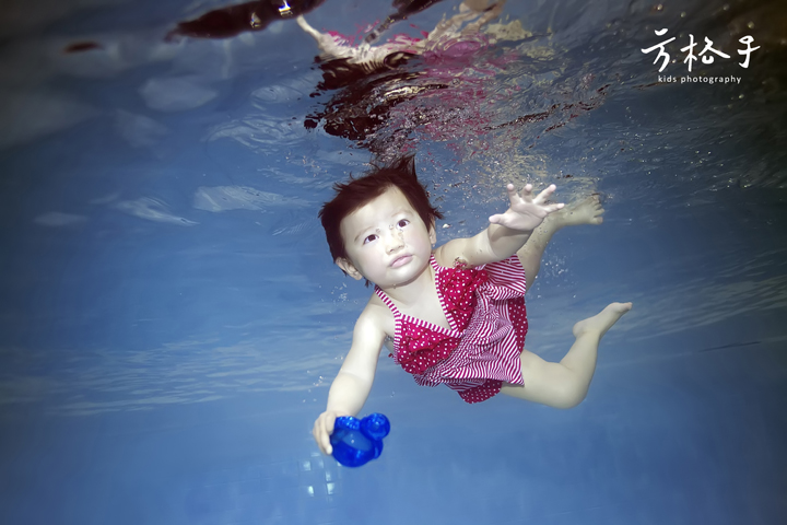 点击大图看下一张：婴幼儿水下摄影