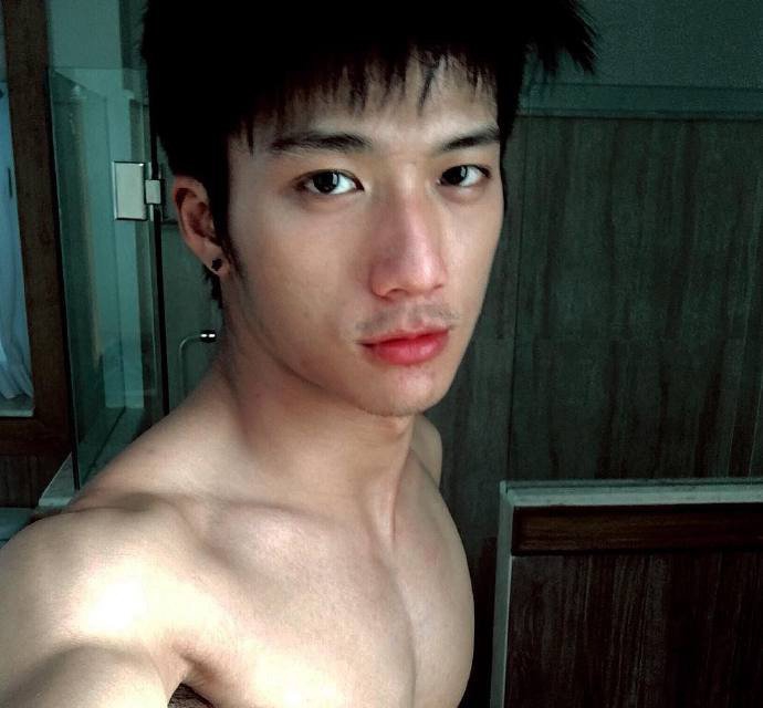 点击大图看下一张:大学校草体育生帅哥洗澡照片