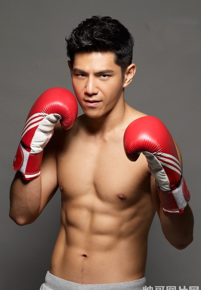 点击大图看下一张:戴祖雄性感写真