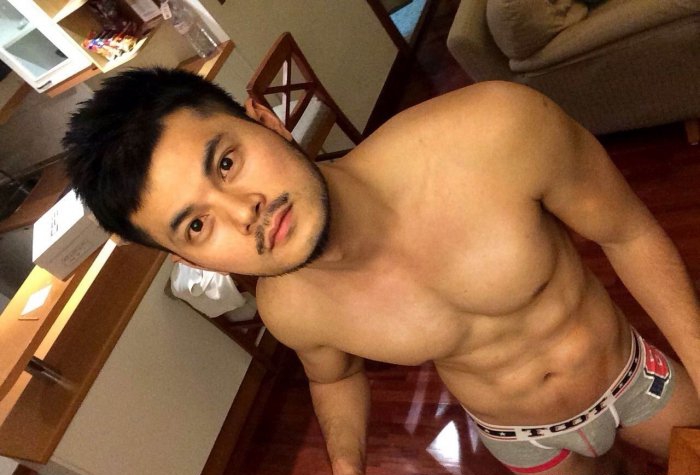 点击大图看下一张：肌肉帅哥洗澡图片