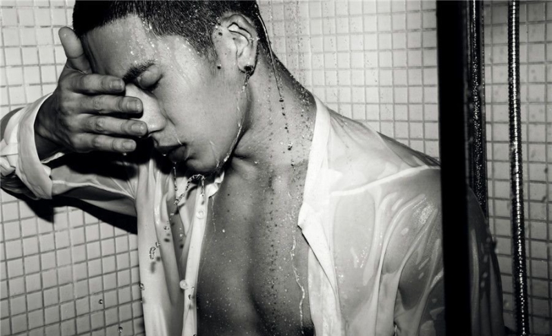 点击大图看下一张:井柏然肌肉照 浴室湿身黑白图片