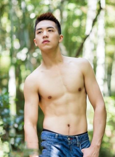 点击大图看下一张:许魏洲肌肉照 多图半裸秀性感腹肌