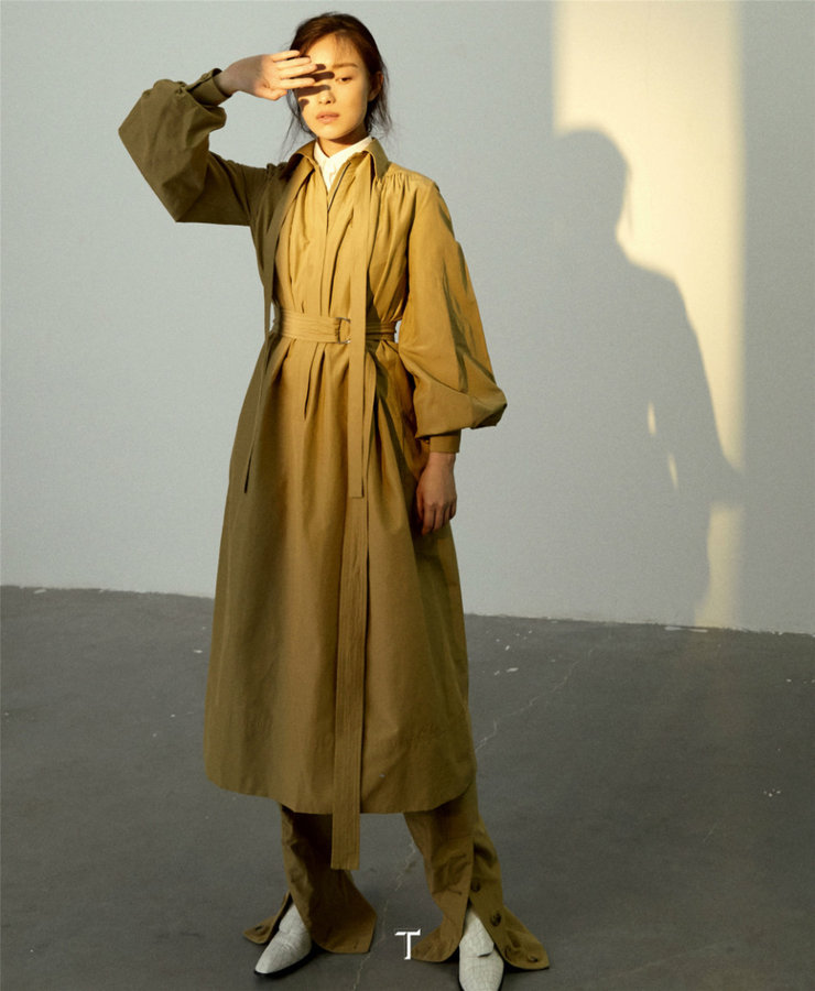 点击大图看下一张：倪妮素颜登封面 扎麻花辫演绎清纯小妹