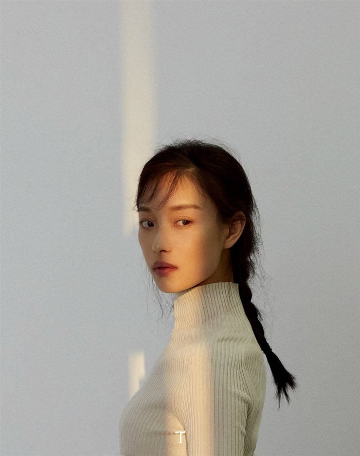 点击大图看下一张：倪妮素颜登封面 扎麻花辫演绎清纯小妹