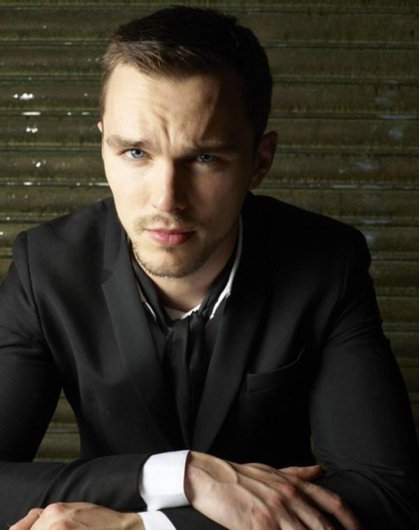 点击大图看下一张：帅!霍尔特新写真变雅痞绅士