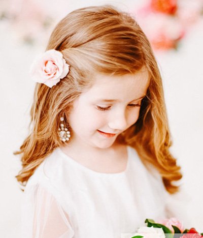 点击大图看下一张：超漂亮可爱女花童发型