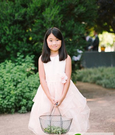 点击大图看下一张：超漂亮可爱女花童发型