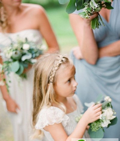 点击大图看下一张：超漂亮可爱女花童发型