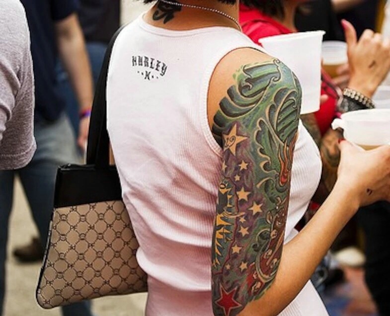 点击大图看下一张：一组花臂纹身姑娘总是让人难忘
