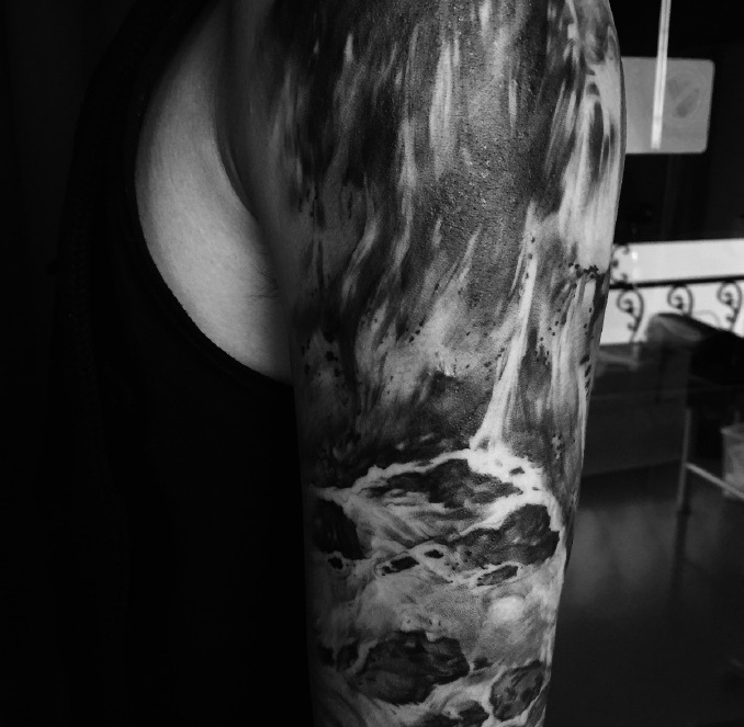 点击大图看下一张：让人着迷的手臂山水图案纹身刺青