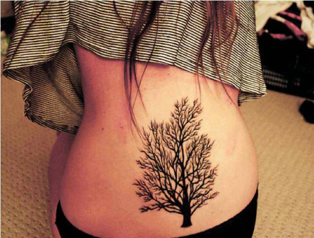 点击大图看下一张：女生腰部后背上的一颗大树纹身刺青