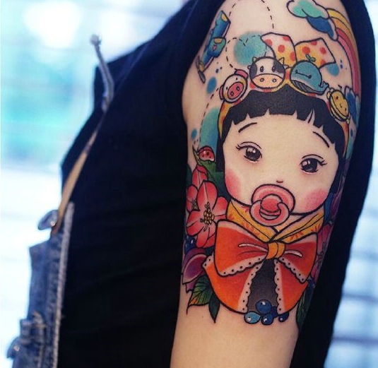 点击大图看下一张：手臂一枚爱吸奶嘴萌娃的纹身图案