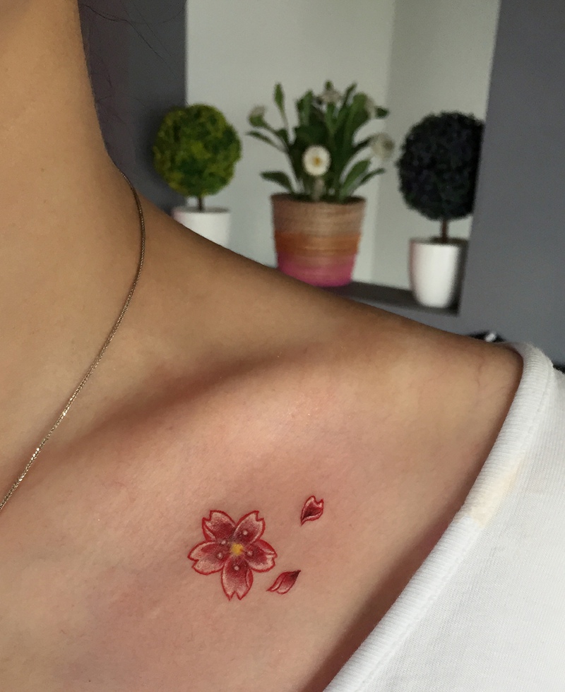 点击大图看下一张：锁骨下的一朵小樱花纹身刺青很唯美