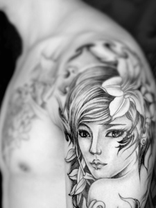 手臂一枚动漫美女肖像纹身图案