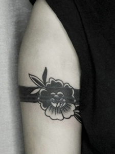 个性有范的手臂花朵纹身图案