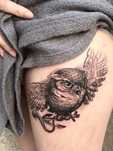 女生大腿上的可爱小猫头鹰纹身图案