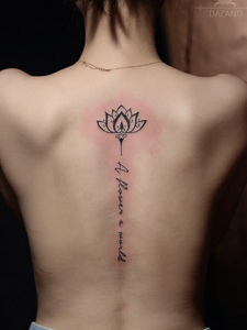 莲花与英文的脊椎部纹身刺青