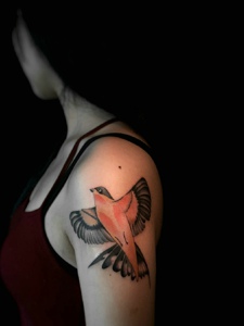 手臂小燕子纹身图案自由飞翔