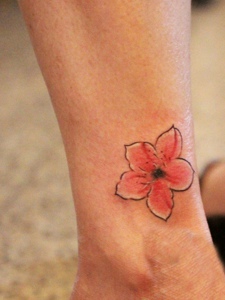 裸脚上的小清新花瓣纹身图案