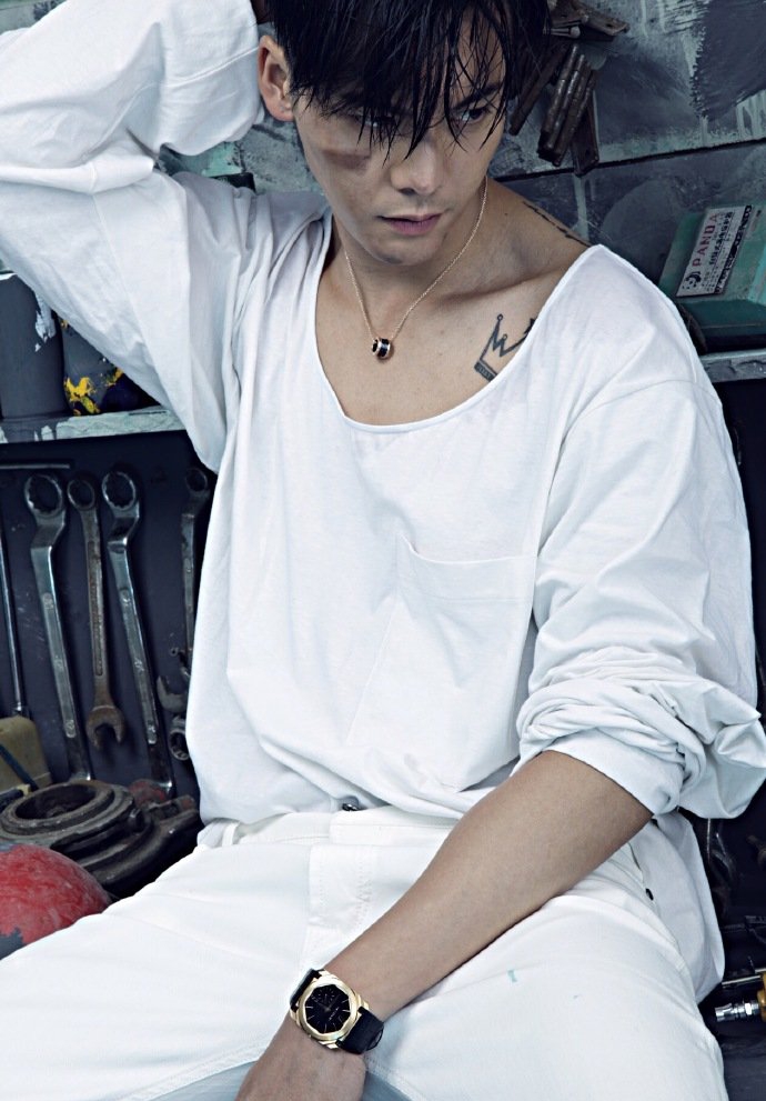 点击大图看下一张：陈伟霆优家画报封面大片尽显硬汉本色