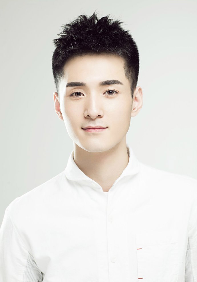 点击大图看下一张：何奉天微博照片 白衬衫正装帅气十足