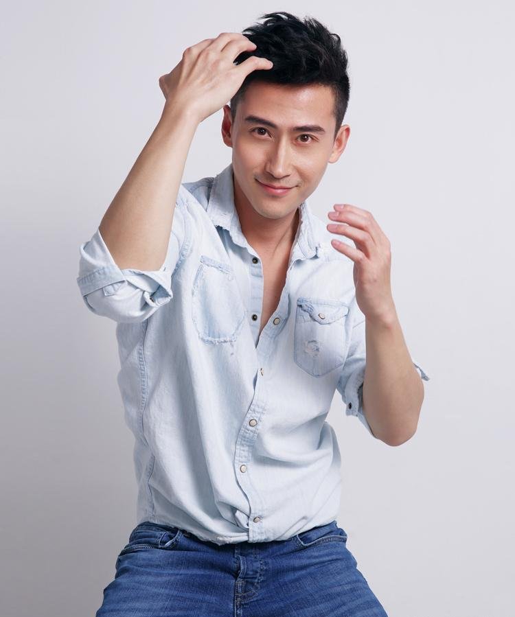 点击大图看下一张:演员刘立暖男写真 治愈系笑容温暖人心